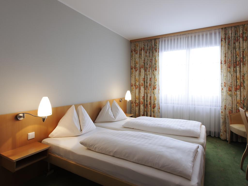 Hotel Landzeit Restaurant Voralpenkreuz à Sattledt Chambre photo