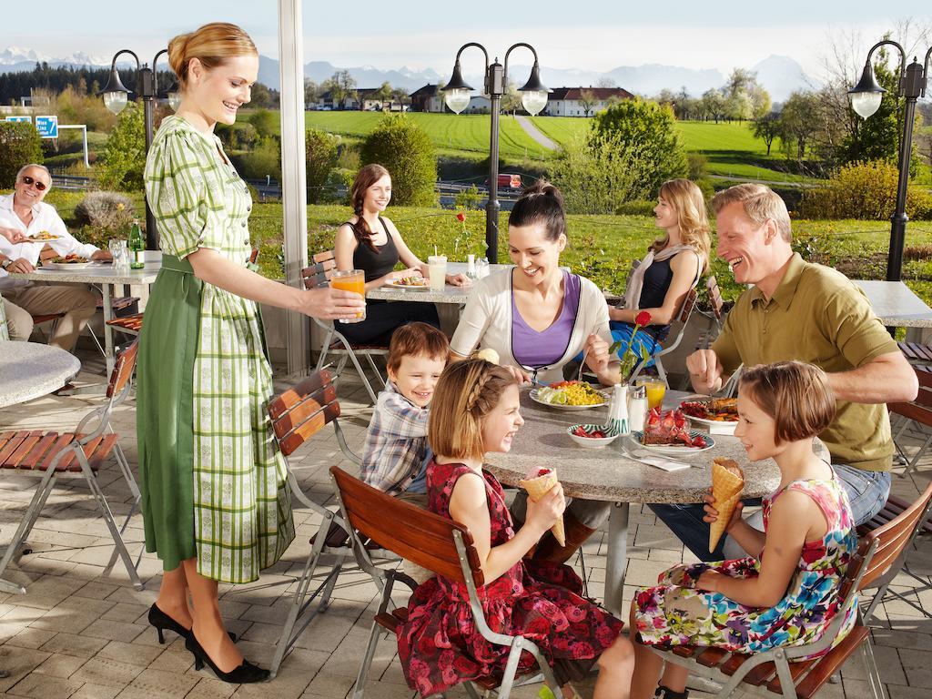 Hotel Landzeit Restaurant Voralpenkreuz à Sattledt Extérieur photo