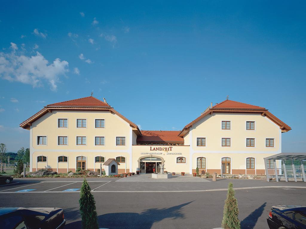 Hotel Landzeit Restaurant Voralpenkreuz à Sattledt Extérieur photo